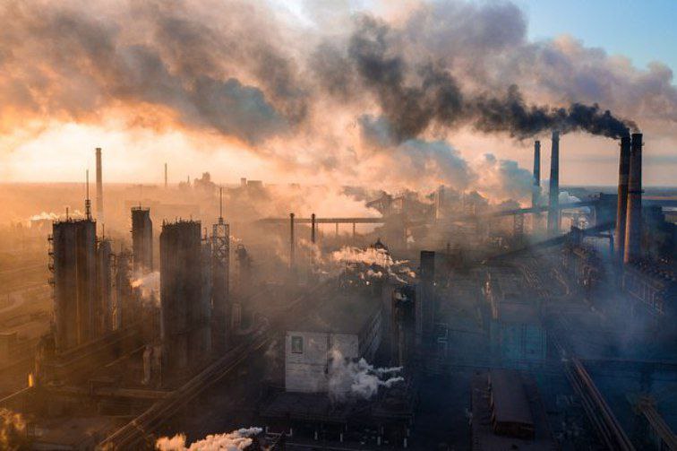 Загрязнённый воздух вдыхаемый в детстве негативно влияет на память во взрослой жизни исследование Взрослые выросшие в среде с воздухом загрязненным от твёрдого топлива показывают худшие результаты в когнитивных тестах особенно по эпизодической памяти и общему психическому состоянию При этом мужчины курильщики и любители алкоголя оказались самыми уязвимыми эти факторы усиливают воспаление и стресс от загрязнения Источник Лента ру Спутник FM Уфимская Волна