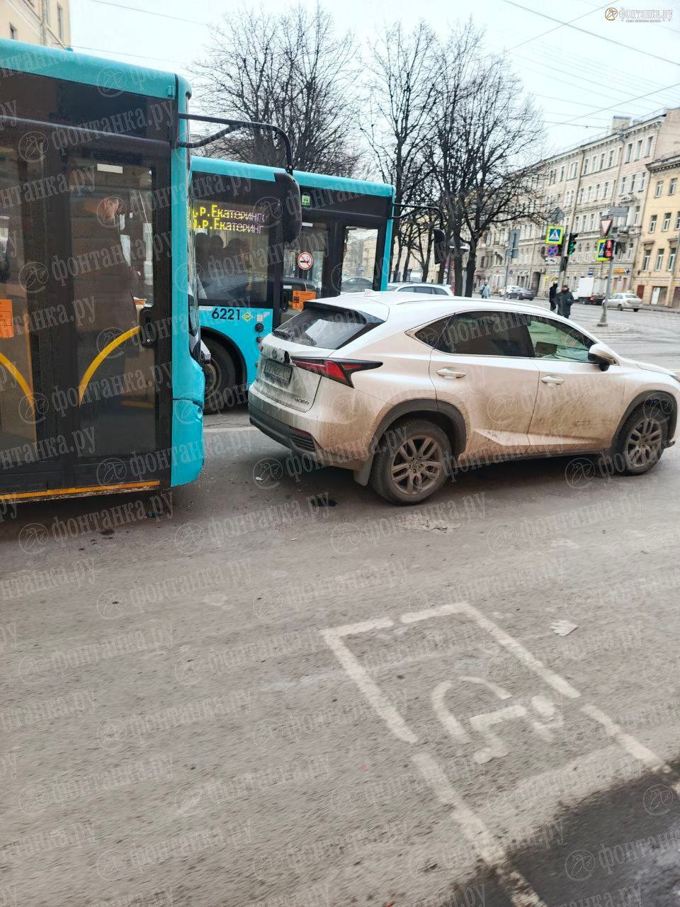 Люди попадали в лазурном автобусе от столкновения с «Лексусом» на углу Рижского и Лермонтовского, сообщает читатель.   В этом автобусе у него ехала мама, она тоже упала. ДТП случилось полчаса назад.   «Фонтанка» выясняет подробности.    читатель «Фонтанки»