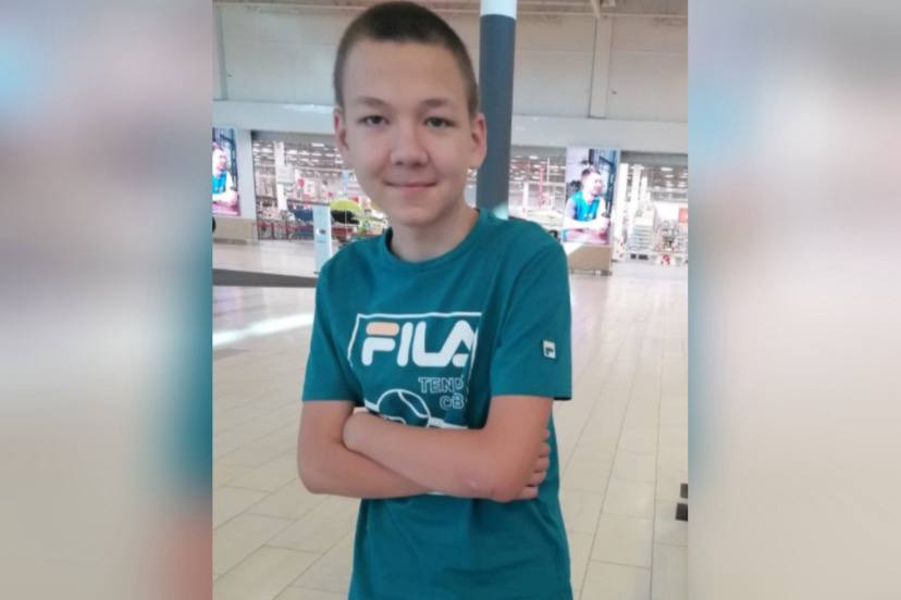 Омский следком возбудил уголовное дело по факту исчезновения 16 летнего Анатолия Егорова Подросток ушёл из дома в субботу днём 1 ноября и с тех пор перестал выходить на связь Последний раз юношу видели в магазине который расположен по улице Бородина в Омске На момент пропажи Анатолий был одет в ветровку с голубым капюшоном чёрные спортивные штаны тёмно коричневые кроссовки а также чёрную шапку ушанку Отмечается что при себе он может иметь денежные средства Если вам известно местонахождение подростка то сообщите об этом в следственный отдел по Советскому округу по телефону 8 995 394 40 06 или обратитесь лично по адресу проспект Мира 38 Фото пресс служба СУ СК по Омской области Om1 Омск в MAX