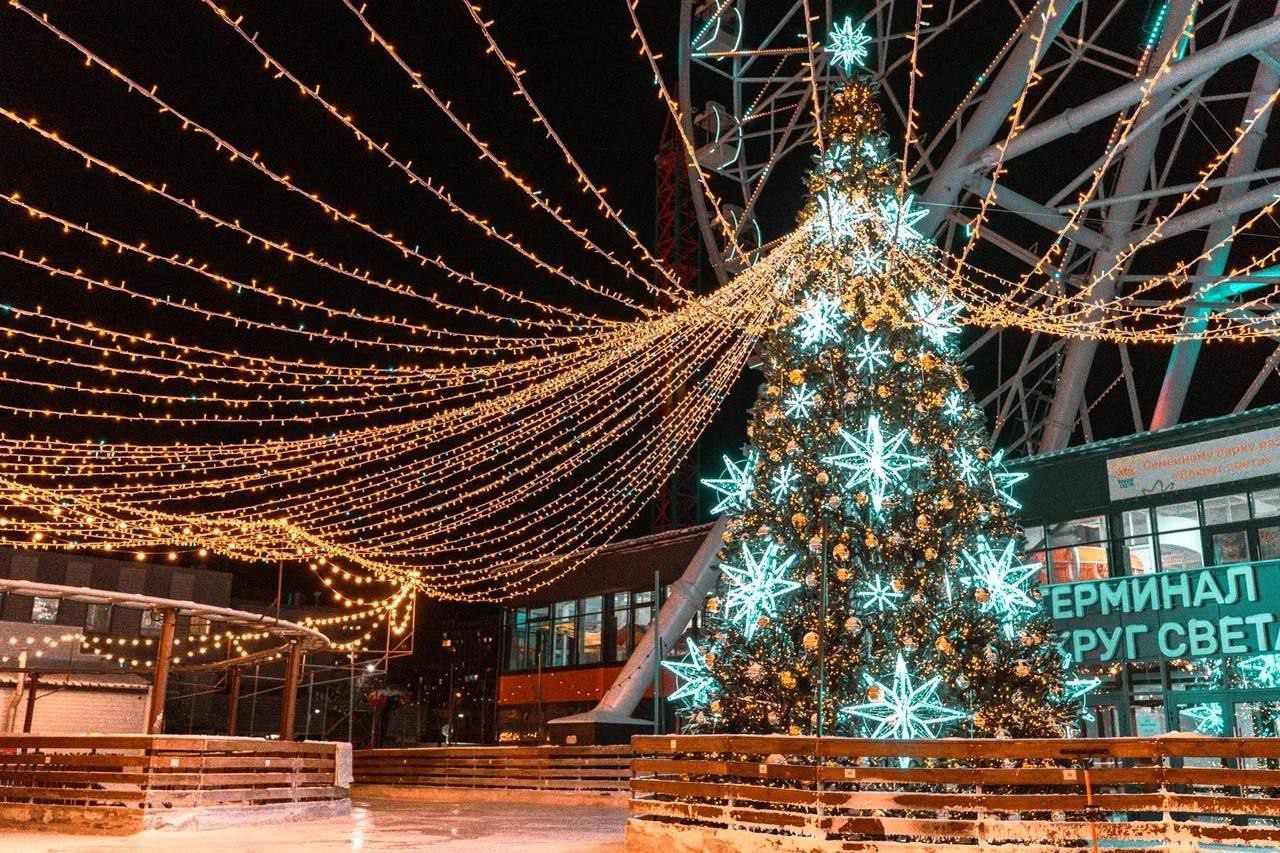 В эту субботу в парке Вокруг света откроется каток Помимо катаний организаторы готовят космический праздник по мотивам Маленького принца зимний кинотеатр бесплатную горку зажигательные концерты и очаг для душевных посиделок 20 декабря в 17 00 на Зеленом острове Готовьте друзей семью и новогоднее настроение