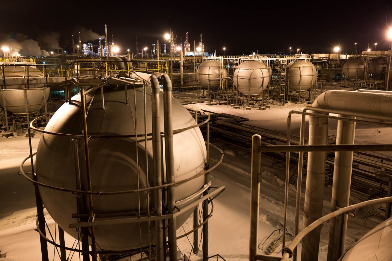 Основными направлениями экспорта российских сжиженных углеводородных газов в 2025 году стали страны Центральной Азии и Китай Доля Центральной Азии в объемах экспортных поставок из России топливных сжиженных углеводородных газов СУГ в 2025 году составила 54 Китая 31 сообщает предварительные данные официальный телеграм канал Петербургской биржи Оба показателя выросли в 2024 году они находились на отметках 29 и 15 соответственно Информацию озвучила на XVI Международной конференции Рынок СУГ России 2025 главный эксперт отдела анализа по рынкам нефтепродуктов Национального биржевого ценового агентства Петербургской биржи Татьяна Жиганова Также она сообщила о факторах ценообразования и ключевых событиях на внутреннем рынке СУГ в 2025 году цены на российском оптовом рынке были стабильны отрасль смогла переориентироваться на внутренний рынок и новые экспортные направления международное сотрудничество Neftegaz Territory в MAX