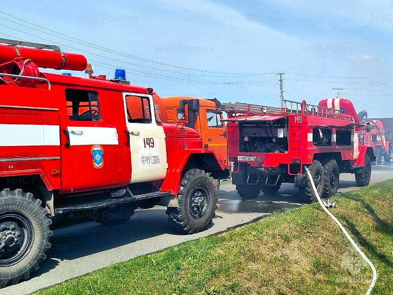 В селе Армизонское ликвидирован пожар в частном секторе    Сегодня в третьем часу дня поступило сообщение о пожаре надворной постройки на улице Гагарина в селе Армизонское Армизонского муниципального округа.    К моменту прибытия пожарно-спасательных подразделений происходило открытое горение постройки.   На ликвидации пожара работали 11 сотрудников подразделений Главного управления МЧС России по Тюменской области, было задействовано 3 единицы техники.    Огнеборцам удалось отстоять от огня соседний дом –  общая площадь пожара составила около 200 квадратных метров.  Также, благодаря оперативной работе пожарных спасен 1 человек.   Предварительная причина пожара — короткое замыкание электропроводки.