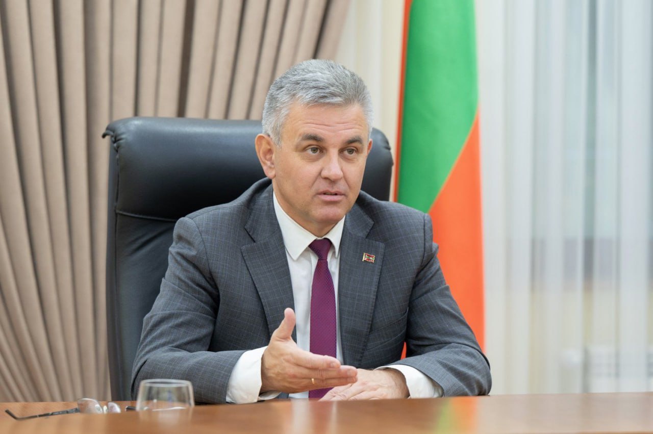 Президент ПМР Вадим Красносельский провел селекторное совещание с главами городов и районов. Обсудили ремонт жилых домов, школ и больниц. В Тирасполе капитально ремонтируют 12 многоэтажек. Текущий ремонт — в 15 домах. Заявлено ещё 94. В Бендерах обновляют головную водозаборную систему. Также отремонтируют крышу музыкальной школы. В Слободзее продолжается ремонт поликлиники. В Рыбнице скоро завершат работы на втором этаже хирургии ЦРБ.