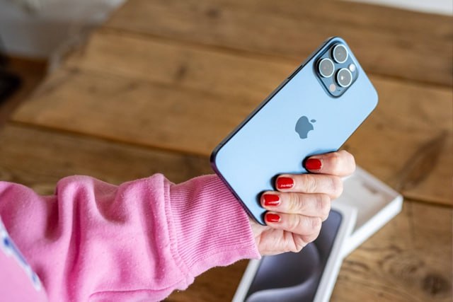 В Новосибирске девушка кидалась на людей в магазине техники требуя iPhone бесплатно В Новосибирске 23 летняя девушка ворвалась в магазин техники с требованиями выдать ей iPhone кидалась на других покупателей и кричала что ее доводят Об этом сообщили в пресс службе Агентства безопасности Гвардия Уточняется что инцидент произошел в магазине на улице Дуси Ковальчук Получив закономерный отказ женщина парализовала работу торгового заведения кидалась на посетителей и кричала что они доводят ее до самоубийства Выезжавшими по сигналу тревоги бойцами ГБР 77 девушка была задержана говорится в сообщении Уточняется что сибирячку госпитализировала бригада скорой психиатрической помощи Газета ру фото Global Look Press Подписаться на канал