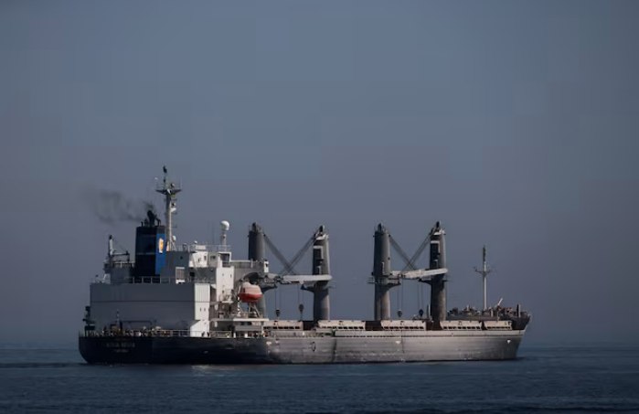 Турция сократила закупки российской нефти на треть из за американских санкций Турция существенно уменьшила объёмы закупок российской нефти марки Urals до уровня примерно 200 тысяч баррелей в сутки Причиной стали ограничения введённые администрацией США Одновременно страна увеличила поставки из альтернативных источников включая Казахстан и Ирак investing investing