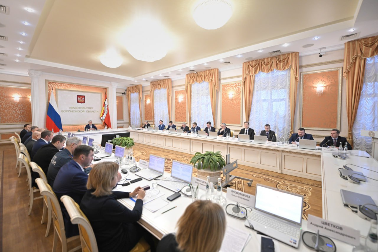 В Воронежской области составлен приоритетный список объектов капитального строительства Председатель Воронежской областной Думы Юрий Матузов принял участие в еженедельном оперативном совещании в правительстве области на котором обсуждалось капитальное строительство в рамках областной адресной инвестиционной программы Министр архитектуры и градостроительства Воронежской области Андрей Еренков рассказал что для дальнейшей синхронизации бюджетного и территориального планирования разработана и утверждена методика формирования приоритизированного перечня объектов капитального строительства для включения в областную адресную инвестиционную программу Теперь при выборе приоритетных объектов учитываются 12 критериев объединенных по функциональному назначению объекта подготовке территории и экономической обоснованности проектов На основе заявок муниципальных образований и министерств сформирован перечень из 130 объектов большинство из которых относятся к сфере образования На втором месте объекты спорта Подробнее на сайте Воронежской областной Думы