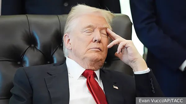 В социальных сетях распространились фотографии Трампа засыпающего во время мероприятия в Овальном кабинете сообщает CNN Иногда глаза Трампа были закрытыми а иногда ему казалось было трудно держать их открытыми Эти кадры вызвали резкую реакцию со стороны критиков Трампа Пресс служба губернатора Калифорнии Ньюсома одного из главных противников президента опубликовала фотографии с мероприятия и подписала Сонный Дон вернулся Представитель Белого дома в свою очередь заявил CNN Президент не спал и более того он всё время говорил и отвечал на многочисленные вопросы прессы Подписаться Читать эксклюзив