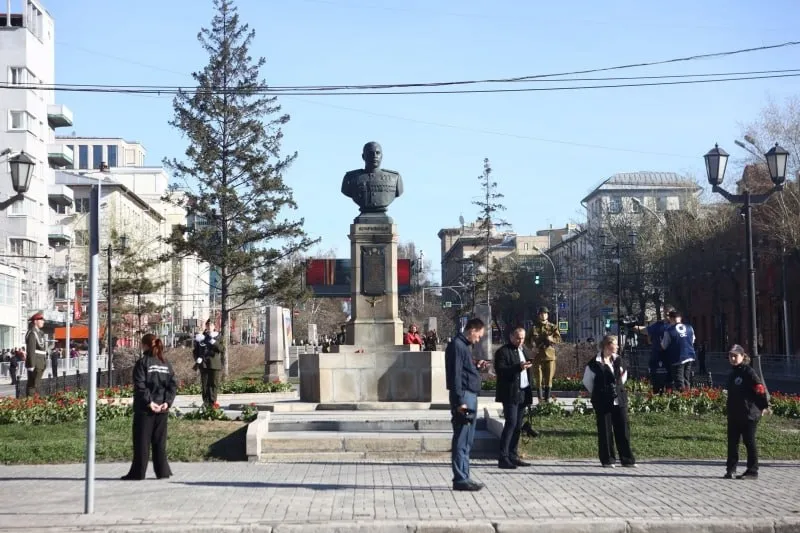 Новосибирск ждет масштабная программа благоустройства в преддверии Дня Победы Подробности были озвучены мэром Максимом Кудрявцевым в рамках заседания оргкомитета по подготовке к празднованию Впереди одно из самых главных событий года 81 я годовщина Великой Победы Глав администраций прошу обратить внимание на памятные места в том числе те которые у нас не стоят на балансе К началу мая все они должны быть в нормативном состоянии заявил Максим Кудрявцев Отдельно глава города выделил Монумент Славы где в настоящее время завершается ремонт До наступления праздника объект необходимо не только ввести в строй но также убрать всю территорию и отработать меры безопасности Фото предоставлено пресс службой мэрии Новосибирска federalpress   Мы в MAX