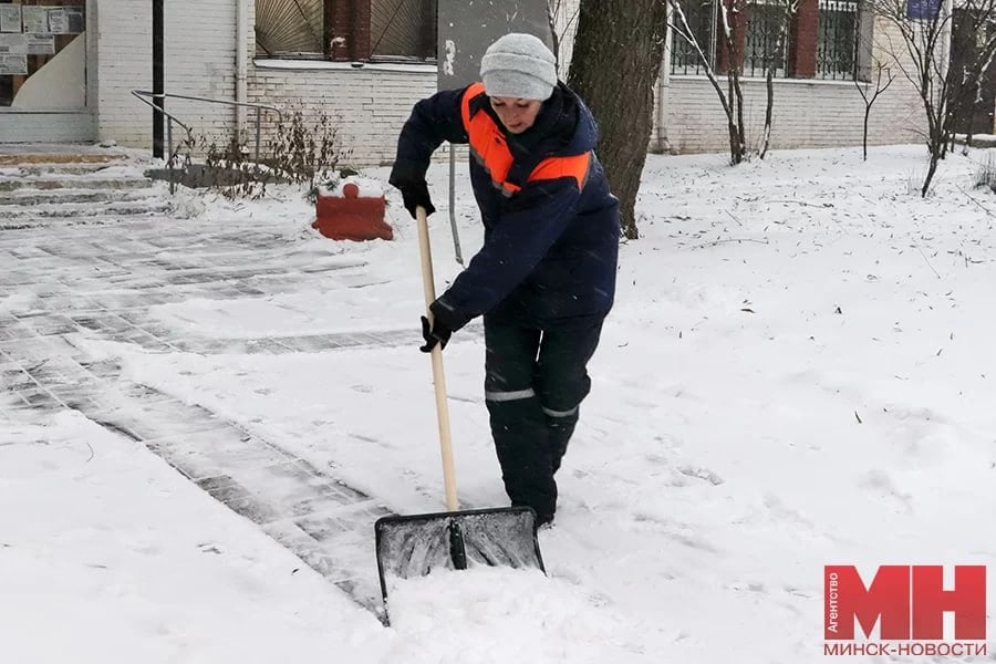 Более 1,5 тыс. работников ЖКХ убирают снег во дворах Минска.  С самого утра в столице задействованы 58 единиц техники, в том числе средства малой механизации; 1 548 рабочих по комплексной уборке и содержанию домовладений.    Израсходовано 11,9 т песко-соляной смеси.  «Минск-Новости» MINSKNEWS.BY Telegram Viber FB  VK Inst TikTok  YouTube