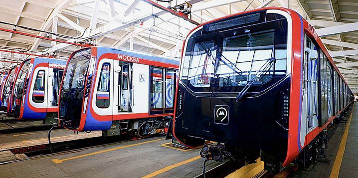 В Москве готовят к запуску первый беспилотный поезд метро В декабре на Большой кольцевой линии начнутся ночные тесты первого российского беспилотного поезда Управлять составом серии Москва будет искусственный интеллект он возьмёт на себя разгон торможение и открытие дверей Машинист останется в кабине как контролёр безопасности на всякий случай Если всё пройдёт успешно уже к концу 2026 года беспилотник начнёт возить пассажиров