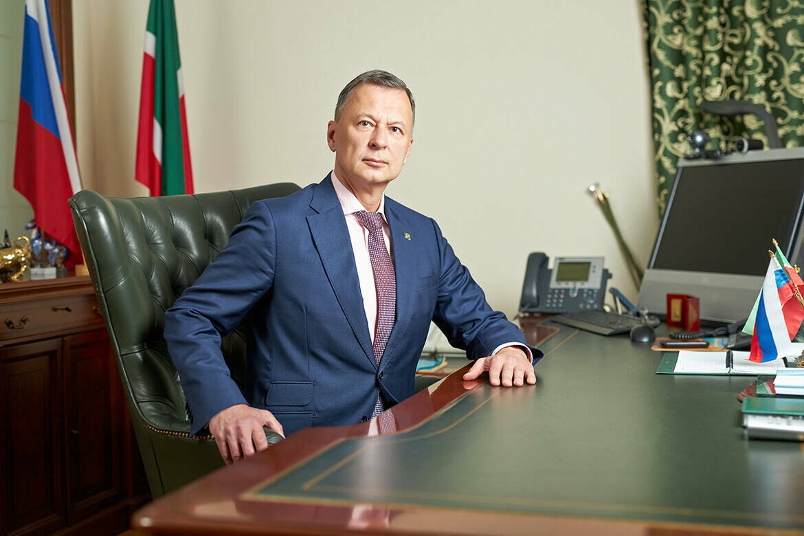 Марат Сафиуллин: «Кубок Востока» - символ дружбы между нашими странами» Сегодня в казанском лагере «Молодая гвардия» состоялось открытие футбольного турнира «Кубок Востока», проводимого в рамках форума «Россия – Исламский мир». На нем присутствовали президент футбольного клуба «Рубин» Марат Сафиуллин, заместитель министра спорта Республики Татарстан Алмаз Хусаинов, Генеральный консул Республики Казахстан в городе Казань Ерлан Искаков и советник президента Азиатской футбольной конфедерации Фахад Абдулла Муса аль-Раиси. Первым слово взял президент «Рубина». Он поблагодарил Раиса Республики Татарстан Рустама Минниханова за поддержку в организации этого первенства, добавив, что турнир способствует дружеским отношениям между странами. Читать полностью