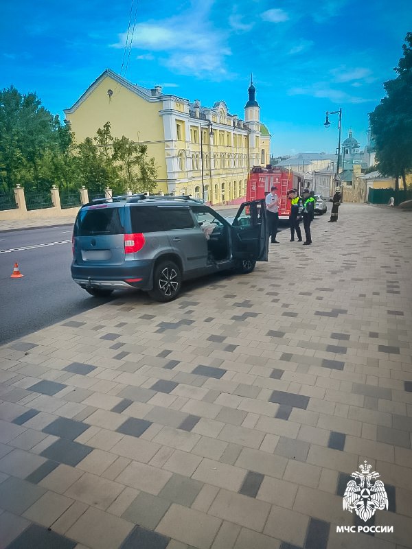 В аварии на Большой Советской пострадали 2 человека Сегодня утром на улице Большая Советская автомобиль "Škoda Yeti" врезался в фонарный столб и оказался на тротуаре. В аварии 64-летняя женщина и 63-летний мужчина получили травмы. На место происшествия прибыли сотрудники МЧС и отключили аккумулятор транспортного средства для исключения возможности возгорания. Обстоятельна аварии уточняются. Важное в Смоленске