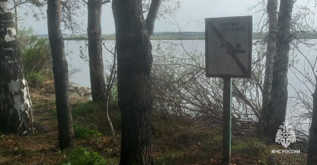 Погибших женщину и мужчину извлекли из воды Из озера Графское вблизи деревни Мерясово Баймакского района местные жители вытащили из воды, погибшую 37-летнюю женщину. Женщина купалась на территории турбазы Графское в необорудованном для купания месте, заплыла на 70 метров от берега и в какой-то момент начала тонуть. Известно, что она приехала отдыхать из Челябинской области. Из пруда в деревне Галиуллинка Бакалинского района извлечен погибший 50-летний гражданин Узбекистана. Со слов очевидцев, погибший мужчина был в состоянии алкогольного опьянения и купался в необорудованном месте. Сейчас проводятся оперативно-следственные мероприятия.