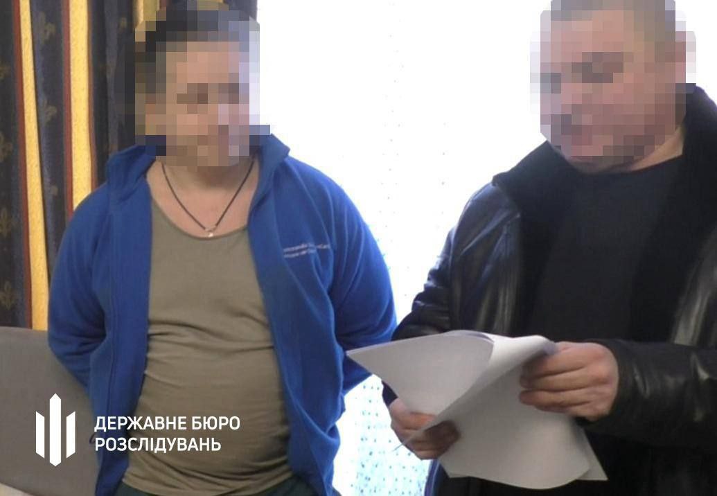 Суд в Черниговской области приговорил военнослужащего к шести годам лишения свободы за самовольное оставление части и распространение видеообращений, в которых он призывал других военных прекращать службу — сообщает Государственное бюро расследований. По данным следствия, весной прошлого года осужденный покинул воинское подразделение без разрешения и начал публиковать видеоролики, где обращался к сослуживцам с призывами к отказу от выполнения приказов и выходу из армии. Проведённая судебно-лингвистическая экспертиза установила, что в этих материалах присутствовали признаки публичных призывов к насильственному изменению конституционного строя. В ГБР подчеркивают, что действия военнослужащего были расценены как угроза дисциплине и государственной безопасности в условиях военного времени.