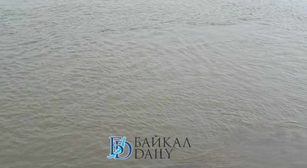 В Бурятии при катании на сапборде утонул 35-летний мужчина Трагедия произошла в минувшее воскресенье, 20 июля, в Северо-Байкальском районе. На Слюдянских озёрах утонул 35-летний местный житель. Как сообщает «Северобайкалье-инфо.24/7», мужчина катался на SUP-доске, соскользнул неё и ушёл под воду. Он не умел плавать. В республиканском управлении МЧС уточнили, что тело погибшего извлекли из воды другие отдыхающие