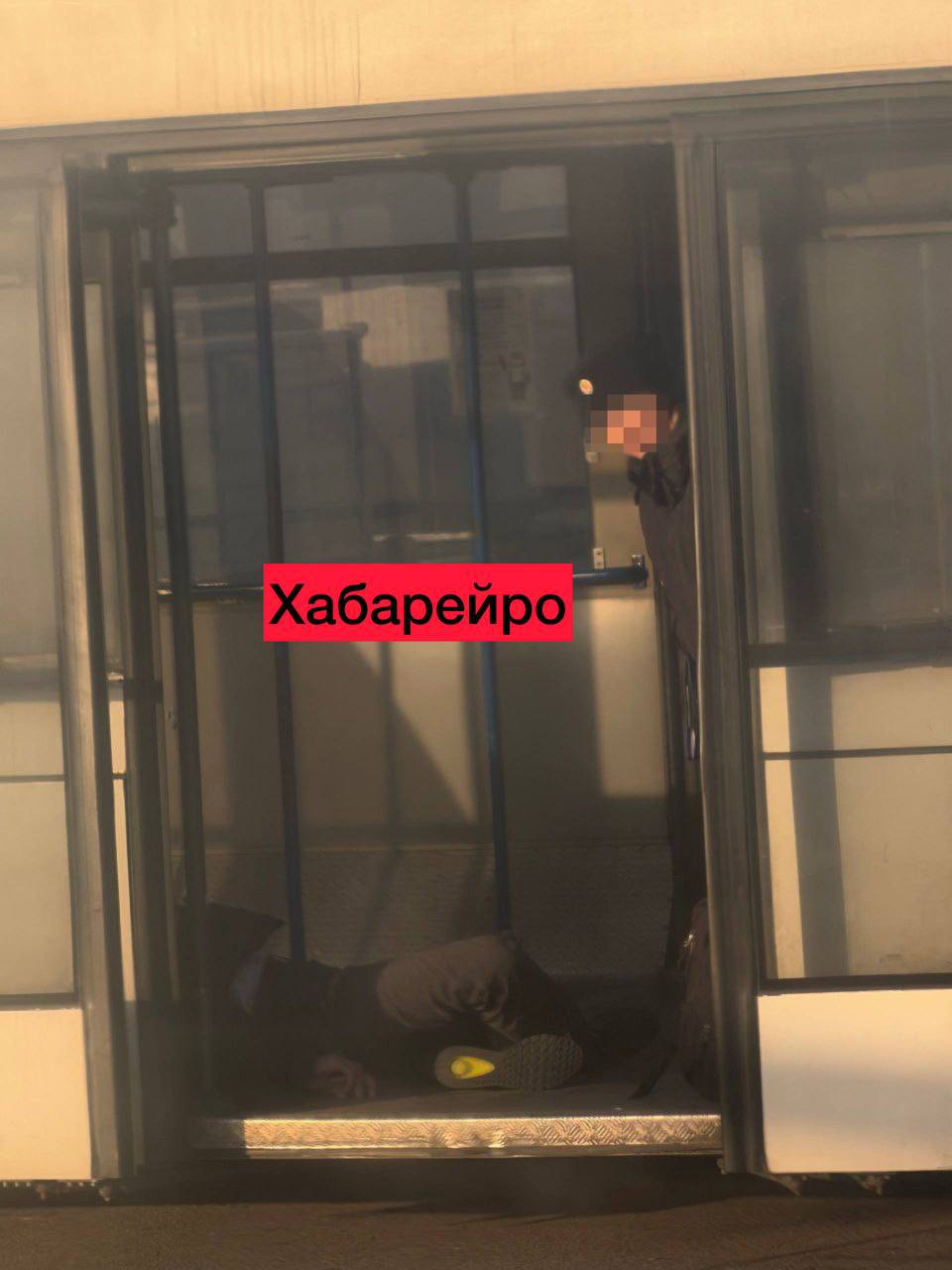 Буйного пассажира скрутили в аэропорту Мужчина сильно напился ругался матом и кидался на полицейских В итоге дебошира скрутили в наручники и положили на пол автобуса Прислать новость yaroslav egorovich Подписывайся на нас в MAX