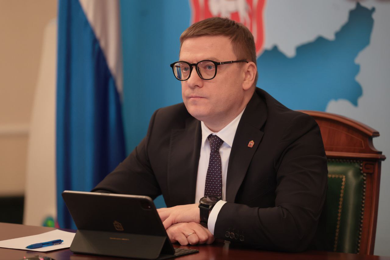 Алексей Текслер доложил первому заместителю Председателя Правительства РФ Денису Мантурову об инвестпроектах, реализуемых в регионе   Сегодня первый вице-премьер Денис Мантуров провел совещание по реализации проектов института кураторства в Уральском федеральном округе. Главы субъектов доложили о текущем статусе реализации проектов института кураторства.   Губернатор Челябинской области Алексей Текслер принял участие в совещании в формате видеосвязи. Он подробно проинформировал Дениса Мантурова о крупных проектах, реализуемых на Южном Урале, в том числе:   Проект «Притяжение» в Магнитогорске.  Спортивно-зрелищный комплекс в Челябинске «РМК – Арена».  Модернизация инфраструктуры общественного транспорта Челябинска.  Создание производства перспективного модельного ряда ведущих мостов и передних осей Автомобильного завода «Урал» в Миассе и др.   Алексей Текслер подчеркнул, все проекты находятся на его личном контроле и реализуются согласно установленным планам.