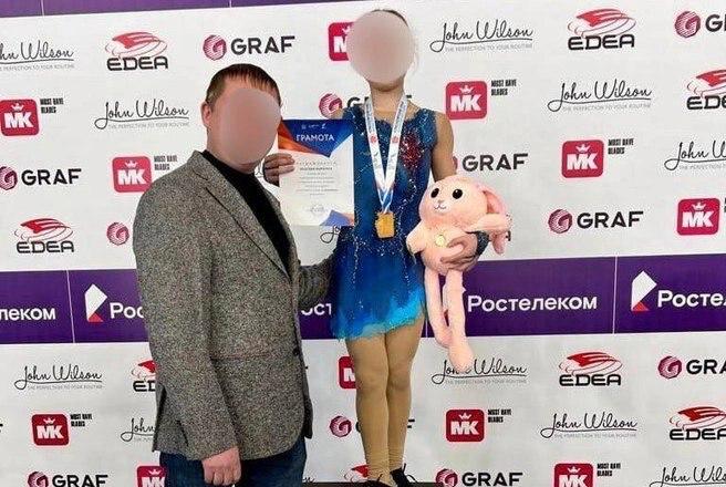 В Новосибирске с бывшего тренера по фигурному катанию Константина Медовикова сняли обвинения по делу о домогательствах к своих подопечным. Об этом сообщили в телеграм-канале «Атас.Инфо   Новости Новосибирска».  Новосибирские следователи не нашли никаких подтверждений и закрыли дело. Напомним, ранее мать одной из девочек, которая занималась под предводительством Медовикова, заявила, что тренер пристает к девочкам. В мэрии тогда прокомментировали обвинения и сообщили, что за одиннадцать лет работы на тренера не было ни одной жалобы.  Константин Медовиков покинул спортивный центр в марте 2025 года по собственному желанию.  #новосибирск