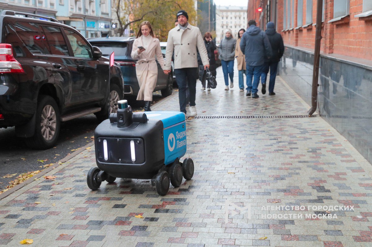 Порядок работы роботов курьеров утвердили в Москве Единые правила для использования роверов разработаны Дептрансом Главное у всех роботов курьеров появятся индивидуальные номера что позволит идентифицировать устройства и регулировать их передвижение роверы будут передвигаться только в разрешенных зонах также будут определены зоны стоянки все автономные роботы подключат к городским информационным системам АИС Таксомотор и ГИС ЕРНИС Сегодня в городе работает около 200 роботов доставщиков они выполняют более 1 5 тысячи заказов в сутки отметил заммэра Максим Ликсутов Подпишись на Агентство Москва Мы в МАХ