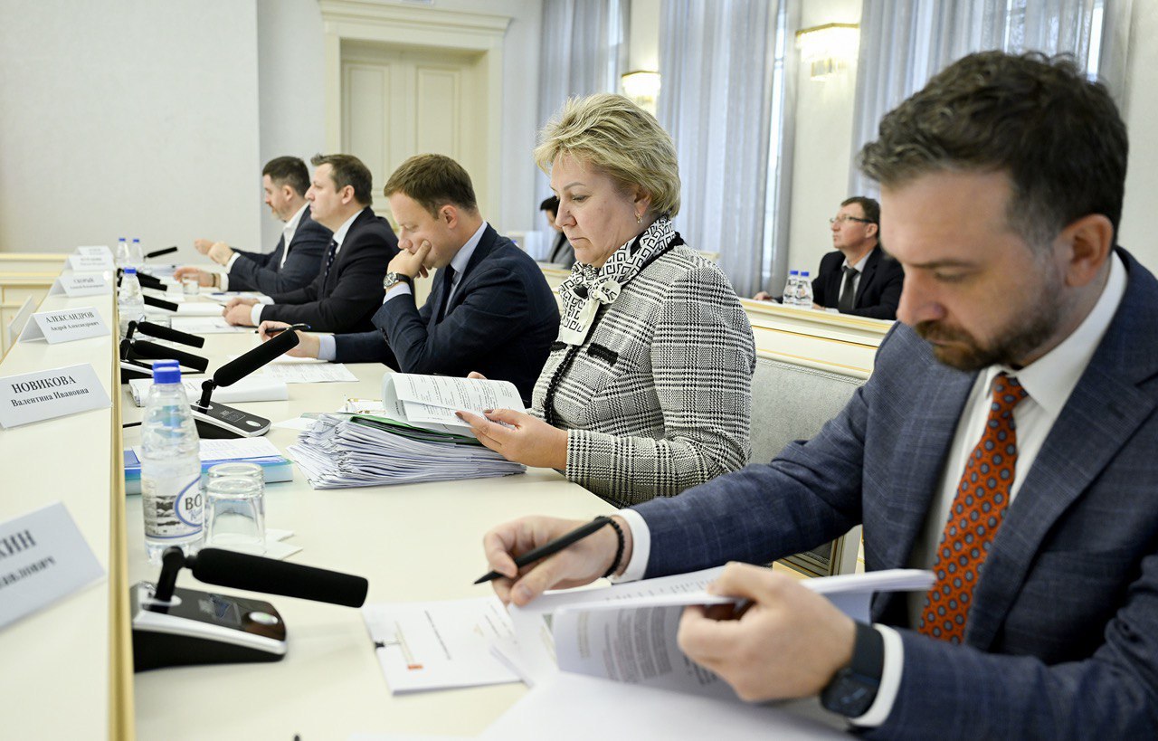3 октября состоялось заседание Президиума Правительства Тверской области Рассмотрены вопросы сфер градостроительства культуры спорта соцподдержки жителей Приняты решения направленные на сбережение особо охраняемых природных территорий ООПТ Верхневолжья Всего в Тверской области насчитывается порядка 1000 объектов со статусом ООПТ Мероприятия связанные с их охраной включены в отраслевую госпрограмму до 2029 года и проводятся в том числе по нацпроекту Экологическое благополучие На территории ООПТ запрещены все виды рубок леса за исключением лесохозяйственных мероприятий разведка и добыча полезных ископаемых складирование отходов и другие виды деятельности которые могут привести к загрязнению и нарушению экологического баланса Подробнее по ссылке нацпроекты69 Подписаться на Пул69 в МАХ