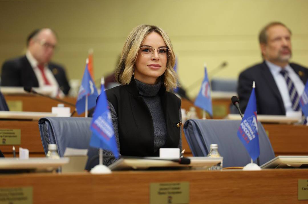 Дорогие жители Москвы соотечественники и коллеги У нас есть повод для настоящей гордости и важный сигнал для всей страны Москва продемонстрировала абсолютное лидерство заняв первое место в первом национальном рейтинге регионов по развитию экономики замкнутого цикла ЭЗЦ представленном экспертно аналитической платформой Инфрагрин   Этот рейтинг не просто оценка а объективное подтверждение правильности стратегического курса который реализуется в столице под руководством Мэра Сергея Собянина Экономика замкнутого цикла это не модный тренд а новая парадигма развития ответ на глобальные вызовы истощения ресурсов и загрязнения планеты Это модель в которой отходы превращаются в ресурсы вещи служат дольше а природа восстанавливается И то что именно Москва стала флагманом этого движения закономерно и символично Столица всегда была локомотивом инноваций и сегодня мы доказываем что будущее за экономикой которая не потребляет а рационально использует Рейтинг оценивал регионы по 32 параметрам и наша победа это результат комплексной системной работы по трем ключевым направлениям Снижение воздействия на экосистемы 1 место Это прямое следствие масштабных инвестиций в экологизацию промышленности модернизацию коммунальной инфраструктуры и реализацию программ по восстановлению природных территорий Результат более чистая среда для жизни москвичей Развитие сервисной экономики 2 место Мы создаем город удобный для жизни а не для пробок Развитие самого современного в мире метро включая БКЛ велоинфраструктуры   каршеринга и услуг по аренде и ремонту это не просто сервисы это элементы новой экономической модели ориентированной на потребителя а не на бездумное потребление Эффективное управление ресурсами Внедрение автоматизированной системы учета отходов строительства развитие системы раздельного сбора ТКО уникальные цифровые сервисы такие как Вывоз ненужных вещей и проект Экоточки это кирпичики в фундаменте циклической экономики где отходы становятся сырьем  Это достижение прямое доказательство что современная умная экономика не противоречит экологии Напротив они две стороны одной медали залог процветания и высокого качества жизни Важность этого лидерства выходит далеко за пределы столицы Москва пример для регионов Наш опыт наши цифровые и инфраструктурные наработки доказывают что переход к циклической экономике это реально Мы становимся живой лабораторией лучших практик которые можно и нужно тиражировать по всей России для устойчивого развития страны Это вопрос качества жизни каждого человека Чистый воздух благоустроенные парки современный и доступный общественный транспорт возможность дышать полной грудью и жить в гармонии с городом все это результаты той самой политики которую оценил рейтинг Экономика замкнутого цикла это не про абстрактные показатели а про наше с вами здоровье и комфорт Первый рейтинг ЭЗЦ это отправная точка Он подтвердил что Москва не только следует общемировым трендам но и во многом сама их формирует в российских реалиях Наша задача как депутатского корпуса продолжать законодательно и контрольно обеспечивать эту динамику закрепляя статус Москвы как глобального города лидера в котором гармонично сочетаются экономическая мощь технологический прогресс и высочайшее качество жизни