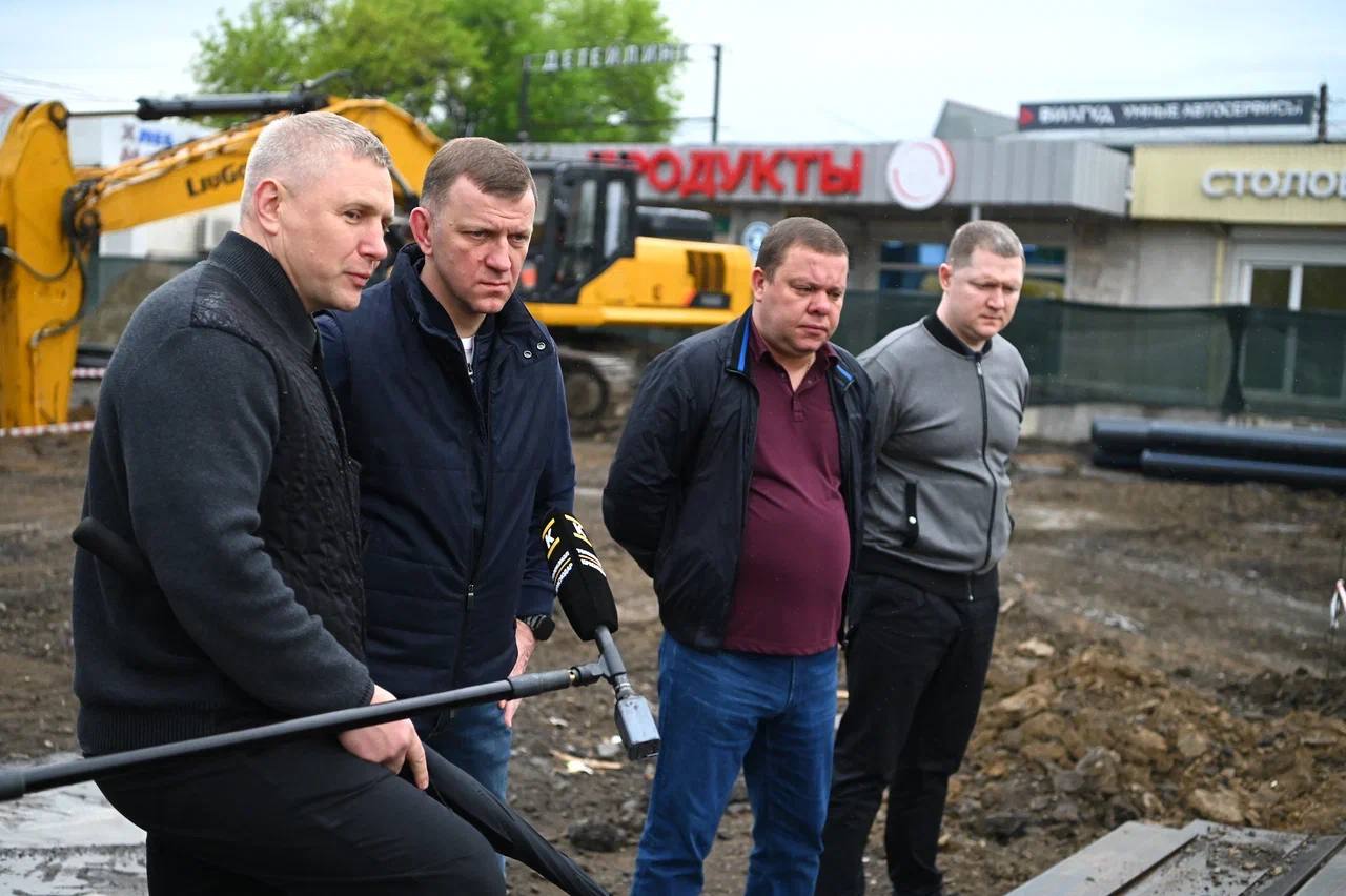 Глава Краснодара проверил ход дорожного строительства в Прикубанском округе Краснодара Евгений Наумов проверил ход работ на ряде объектов города: подземном переходе по улице Дзержинского и строительству дороги по улице Константина Образцова. — На подземном переходе по улице имени Дзержинского разрабатывают грунт, формируют тело будущего перехода. Переустроили кабели связи, электрики, перекладывают сети водоснабжения. Всё идёт в рабочем порядке, беспокойств о срыве сроков нет, — отметил Евгений Наумов. На улице Константина Образцова строится подъездная дорога к школе. Предусмотрено две полосы с шириной проезжей части 8 метров, тротуары и велодорожки, установят 55 опор освещения. Общая протяжённость автодороги превышает 1,5 километра. Работы должны завершиться до начала нового учебного года. #дорогиКРД Читайте нас: Телеграм ВК Дзен