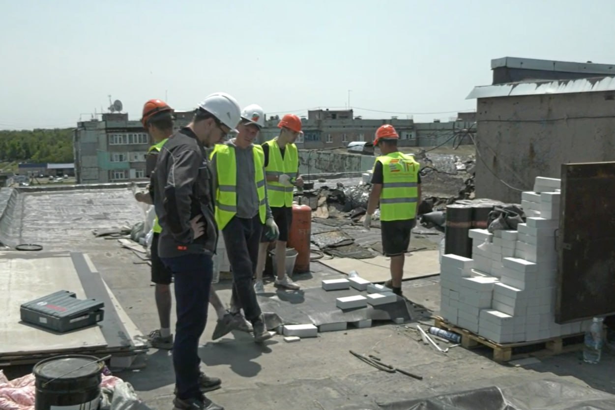 Красноярский край оказывает поддержку в восстановлении кровель в Свердловске В начале мая специалисты приступили к ремонту кровли 25-го дома, расположенного в квартале 60 лет СССР. Работы ведутся комплексно и охватывают все шесть подъездов здания. «Сейчас мы одновременно проводим кровельные работы и демонтаж старых конструкций. После этого будет произведен монтаж листов и нанесено двухслойное наплавляемое покрытие», - пояснил бригадир Алексей Каргозёров. Параллельно с кровельными работами идет восстановление вентиляционных шахт. Перед началом кладки проводится демонтаж старых конструкций и тщательная подготовка основания. ПОДРОБНЕЕ