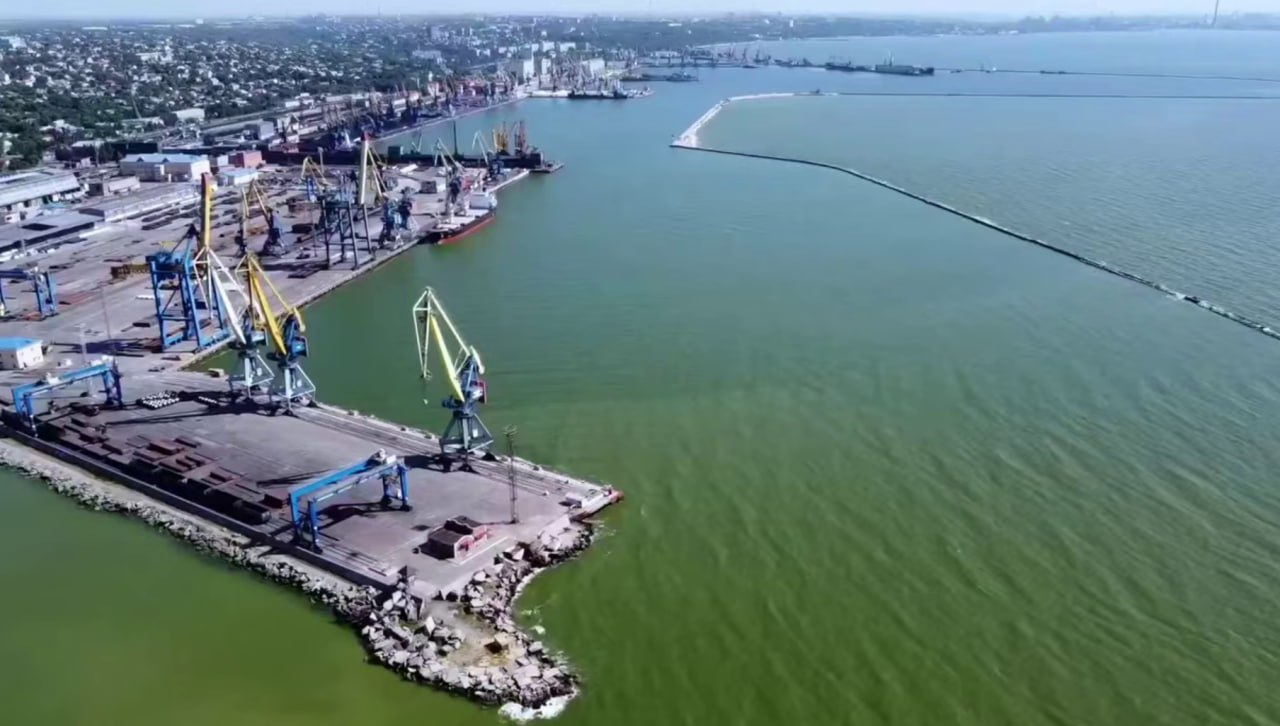 Проект планировки морского порта в Мариуполе завершен. Специалисты разработали планы, которые включают восстановление ключевых объектов, таких как зерновой терминал и углепогрузочный комплекс. Также предусмотрено сохранение существующих административных и складских зданий, а модернизация инженерной инфраструктуры является важной частью проекта. Кроме этого, запланировано восстановление пассажирского морского вокзала и реконструкция имеющихся причалов, чтобы улучшить функциональность порта. Для удобства местных жителей и туристов предложено провести реконструкцию Интернациональной улицы и организовать новый автобусный маршрут. В планах также предусмотрено восстановление железнодорожного сообщения с портом, а также обновление переездов и надземных пешеходных переходов, что повысит доступность порта и улучшит транспортную инфраструктуру региона.