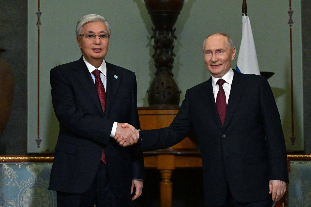 Токаев поговорил с Путиным по телефону И подтвердил приглашение посетить с государственным визитом Казахстан Президенты обсудили международную и региональную повестки а также положительно оценили отношения двух стран