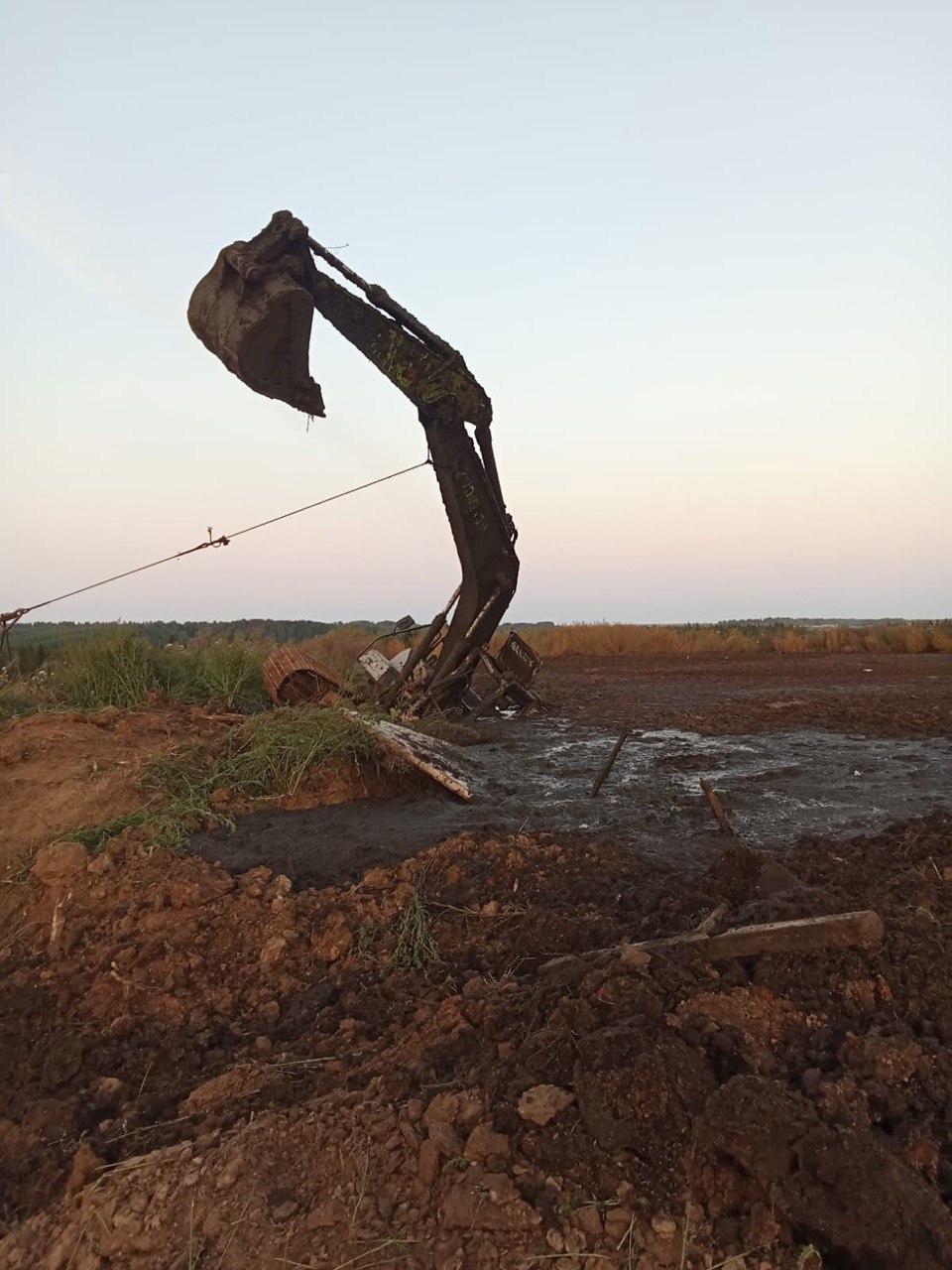 8 5 млн рублей выплатили близким погибшего в навозохранилище рабочего из Удмуртии ООО Родина из Юкаменского района выплатило 8 5 млн рублей погибшему на производстве рабочему сообщает пресс служба отделение УФССП по Удмуртии Трагедия произошла в сентябре 2024 года Директор организации дал подчиненному указание по разгрузке навоза на экскаваторе хотя тот не имел права на управление спецтехникой С новоиспеченным водителем экскаватора не провели инструктаж по технике безопасности в итоге он вместе с техником съехал в навозохранилище не успел выбраться из кабины и погиб Ранее директора организации приговорили к 1 году лишения свободы условно с испытательным сроком 6 месяцев Подписывайся на Ижевский бизON Удмуртия