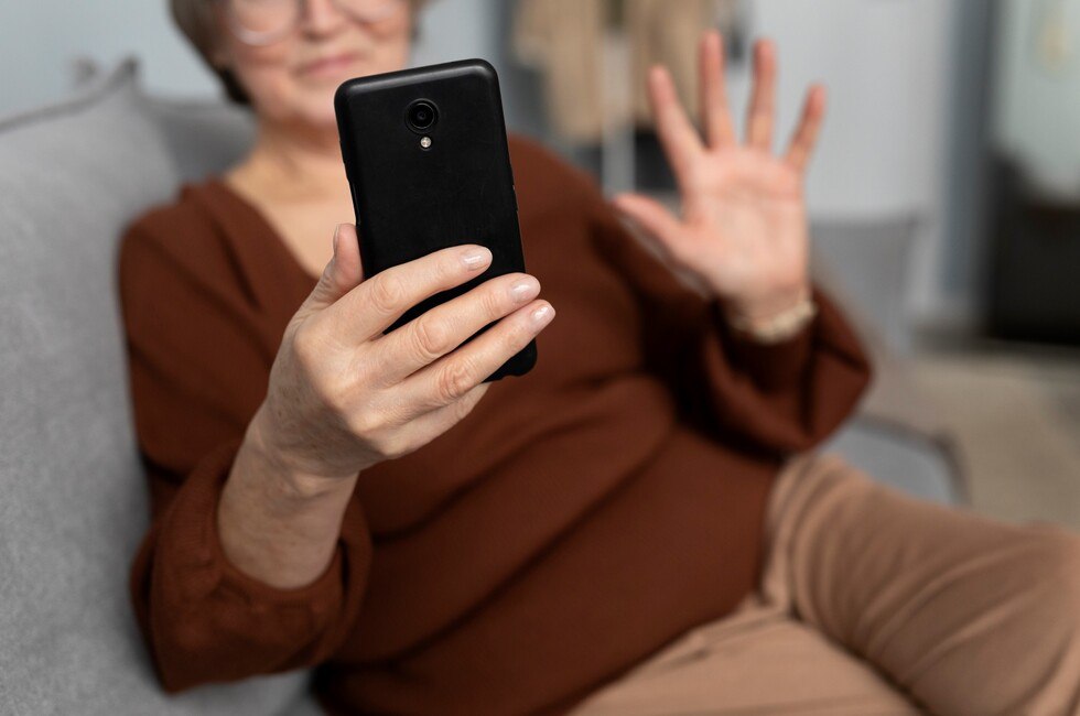 Проверь свою доплату к ЕДВ раскрыта новая схема мошенников Описание схемы в соцсетях рекламируется бот или приложение Узнайте на сколько повысилась ваша единая денежная выплата ЕДВ в феврале После установки вредоносное ПО крадет данные банковских приложений или внедряет шпионские модули рассказали эксперты  Чтобы не стать жертвой аферистов россиянам советуют проверять информацию о размерах выплат и датах индексации через Госуслуги сайт СФР или клиентские службы Социального фонда Читать полностью Фото Freepik  Подпишись на нас в MAX