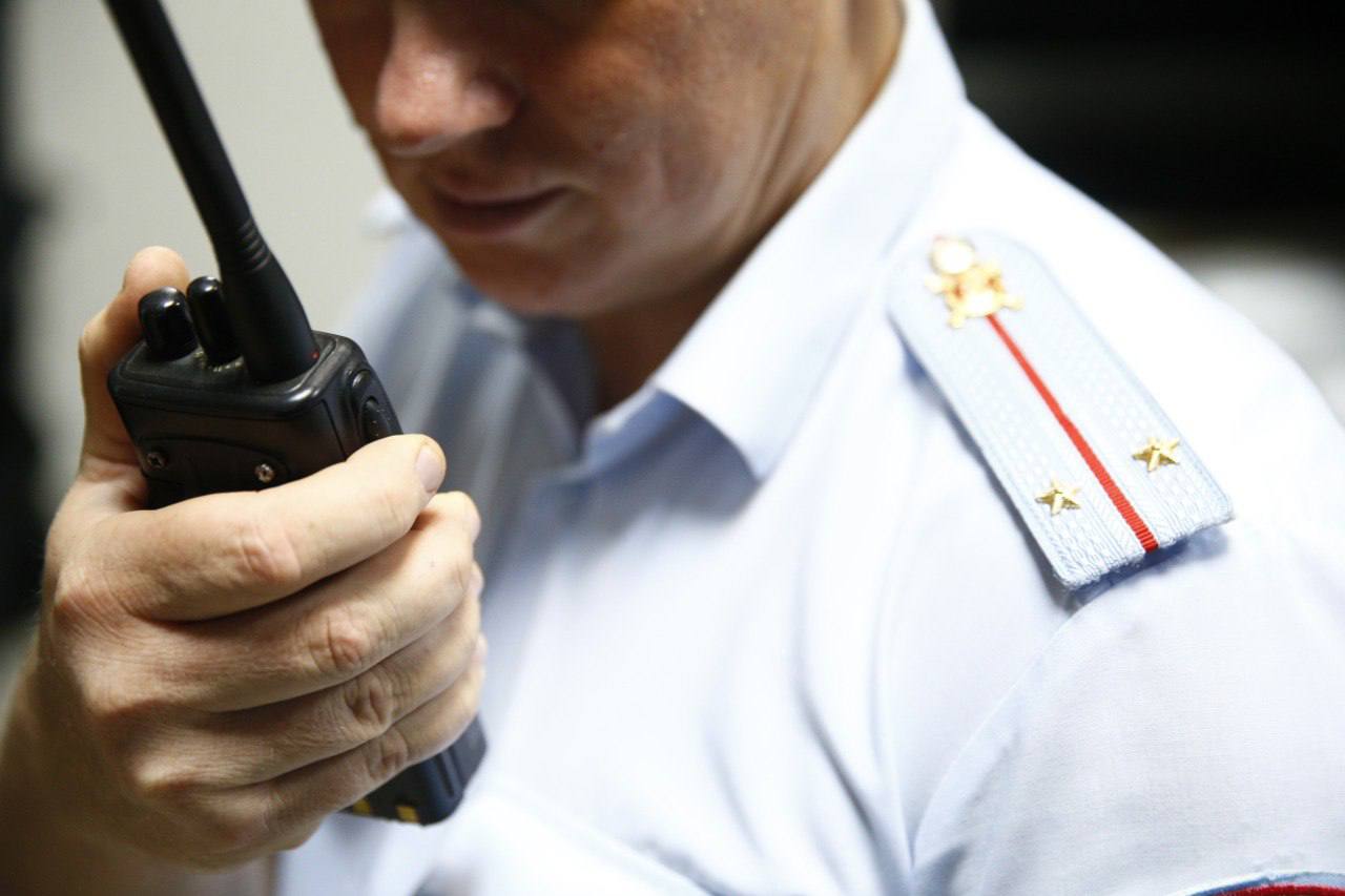 Кубанец перевел телефонным аферистам более 3 миллионов рублей В дежурную часть отдела полиции Центральный округ Управления МВД России по городу Краснодару с сообщением о мошенничестве обратился 27 летний житель города Темрюк Заявитель рассказал что попался на уловки аферистов и потерял 3 121 000 рублей В ходе разбирательства стражи правопорядка выяснили что потерпевшему поступил звонок от работника компании медицинского страхования который под предлогом замены полиса ОМС попросил назвать код из смс сообщения Затем мужчине позвонил лжесотрудник технической поддержки Единого портала государственных услуг и уведомил о взломе его личного кабинета Впоследствии с кубанцем связался якобы специалист службы безопасности Центробанка и предупредил о переводе денежных средств собеседника на счет гражданина недружественного государства Действуя по указанию аферистов приезжий занял у родителей около 830 000 рублей оформил кредит в размере 680 000 рублей снял со своего накопительного счета 615 тысяч рублей и добавил к полученной сумме личные сбережения в размере 1 000 000 рублей после чего перевел всё на безопасный счет Перейти в наш канал МАХ Подпишись поделись krasnodarkray1 Прислать видео новость