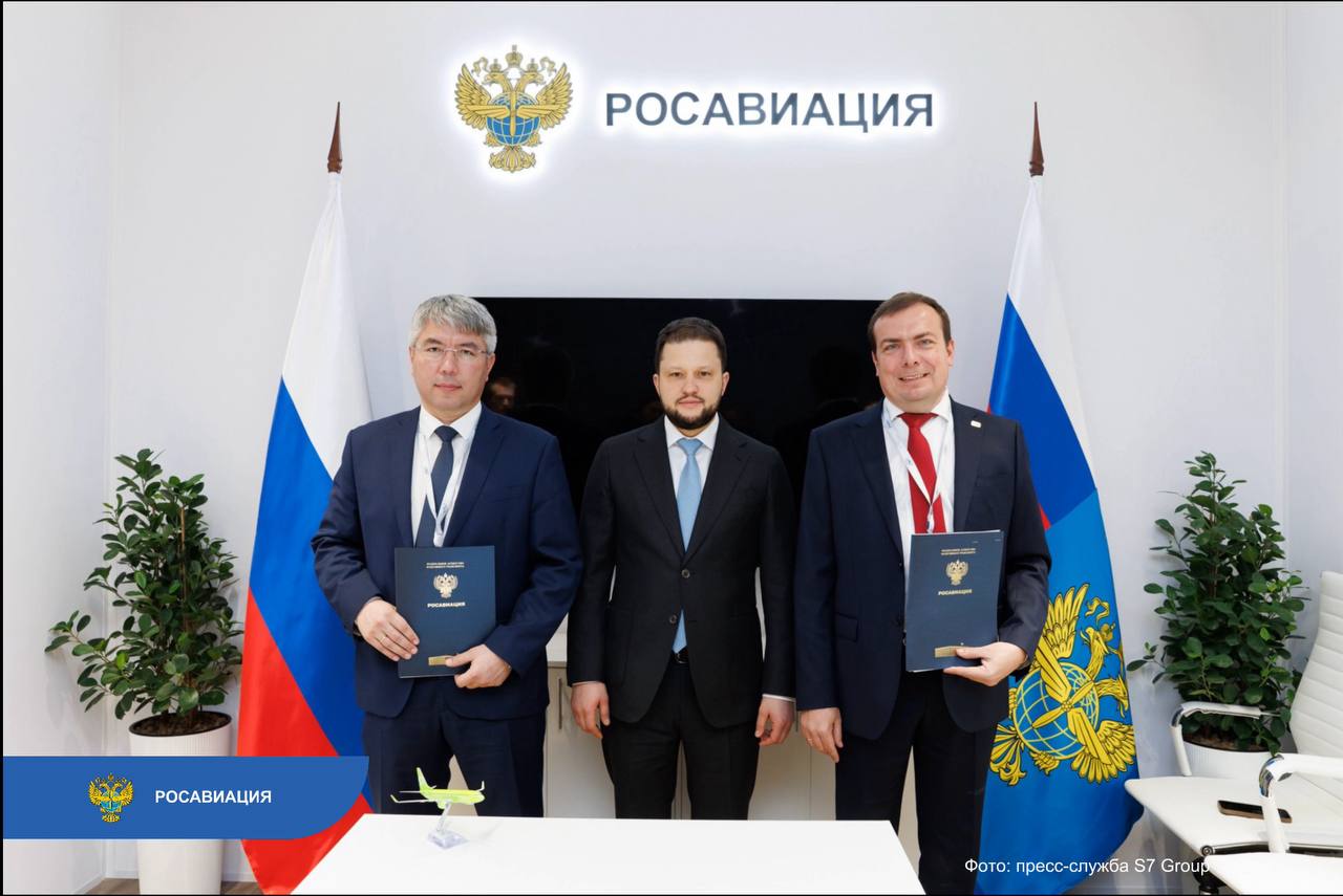 Поддержали социально значимую инициативу S7 Group направленную на обучение и дальнейшее трудоустройство участников СВО На стенде Росавиации на Транспортной неделе гендиректор компании Дмитрий Куделькин и глава Республики Бурятия Алексей Цыденов подписали соглашение по проекту Киберзащитник Участие в церемонии принял руководитель агентства Дмитрий Ядров  Проект направлен на профессиональную переподготовку ветеранов и участников СВО в том числе с инвалидностью Им предлагают бесплатное обучение по основам IT инфраструктуры и информационной безопасности на площадке холдинга в Подмосковье Реальным опытом и наработанными практиками реагирования на инциденты делятся действующие специалисты S7 Group Возможностью уже воспользовались более 30 специалистов Окончив курсы они получают документ о повышении квалификации гособразца и помощь в трудоустройстве на стажировку или начальную позицию в профильные компании В следующем году компания планирует обучить еще до 80 человек Республика Бурятия со своей стороны поможет в поиске и отборе кандидатов НеделяТранспорта   Следуйте за Росавиацией Наши каналы в MAX и telegram