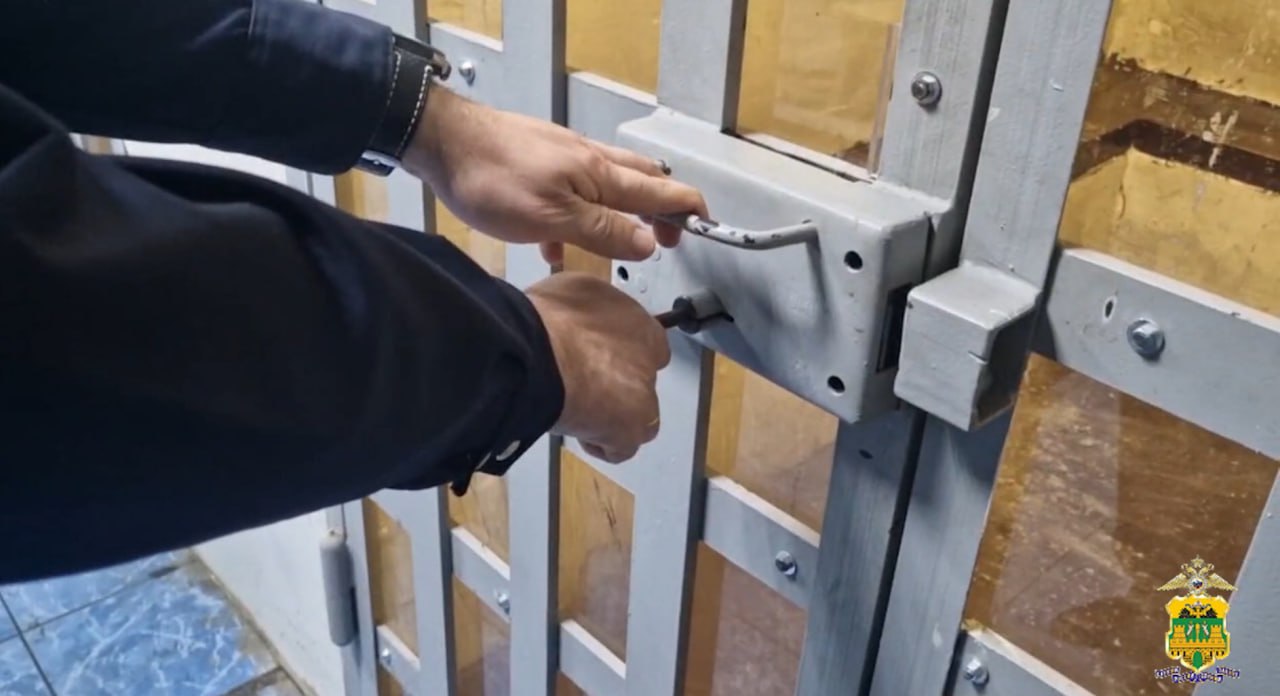 В Новороссийске за мошенничество на скамью подсудимых отправлен предприниматель из Ейска  Следственным подразделением СУ УМВД России по городу Новороссийску завершено расследование уголовного дела, возбужденного в отношении 39-летнего приезжего из Ейска по признакам преступлений, предусмотренных частями 3 и 4 статьи 159 УК РФ «Мошенничество».  По данным следствия, обвиняемый, обладая информацией, что городское казенное учреждение планирует заключить муниципальные контракты на выполнение работ по строительству газопровода в поселках Абрау-Дюрсо и Федотовка, убедил знакомого коммерсанта принять участие в электронном аукционе.  В это же время обвиняемый учредил общество с ограниченной ответственностью и выступил в качестве субподрядчика по данным муниципальным контрактам. Создав видимость добросовестного исполнения взятых на себя обязательств, обвиняемый не в полном объеме организовал выполнение работ на указанных объектах. При этом злоумышленник заверил основного заказчика в качественном исполнении условий контракта и убедил составить акты о приемке выполненных работ. Завысив объемы фактически выполненных работ на двух объектах на сумму, превышающую 2 млн рублей, обвиняемый распорядился полученными денежными средствами по собственному усмотрению.  Оперативное сопровождение данного уголовного дела осуществляли сотрудники ОЭБ и ПК УМВД России по городу Новороссийску.  В настоящее время уголовное дело с утвержденным обвинительным заключением направлено в суд для рассмотрения по существу. Санкции инкриминируемой части статьи предусматривают максимальное наказание в виде лишения свободы на срок до десяти лет.  Пресс-служба УМВД РФ по г. Новороссийску