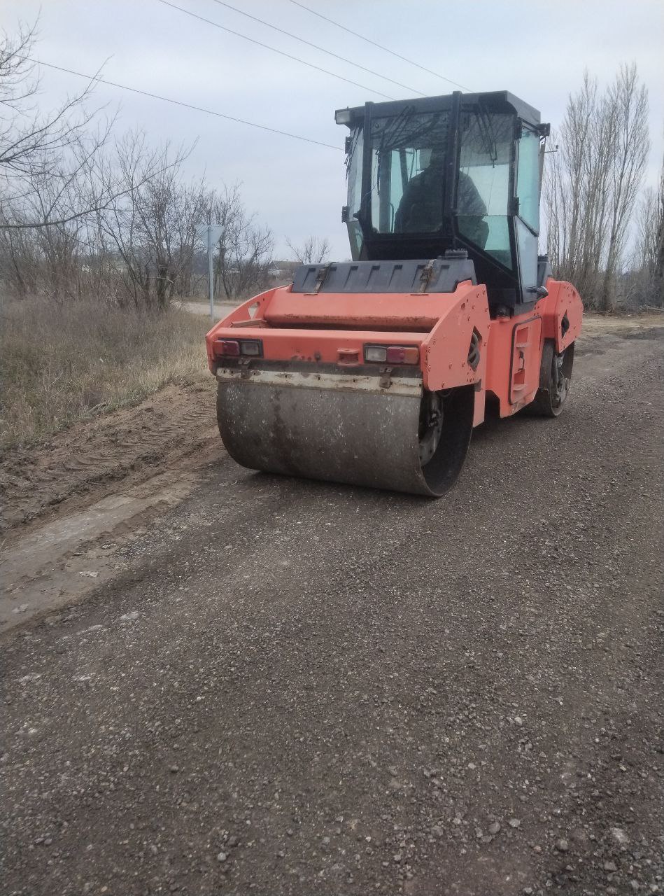 В Скадовском округе ведутся работы по восстановлению профиля грунтовых дорог  Работы выполняются на автодороге села Великая Андроновка специалистами Скадовского дорожно-эксплуатационного участка. Уже восстановлено 500 метров дорожного полотна.  "Успешное выполнение таких проектов способствует повышению уровня безопасности дорожного движения и улучшает качество жизни жителей округа, облегчая доступ к важным социальным объектам", - отметил глава округа Александр Дудка.  Радио Таврия - подписаться