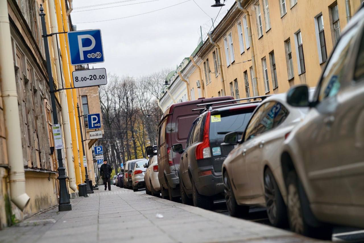 В Петербурге могут появиться платные парковки во дворах С такой инициативой выступил депутат Александр Ходосок на заседании ЗакСа По его мнению это поможет снизить дефицит мест Вводить платные парковочные пространства во дворах нужно для определённых категорий водителей заявляет Ходосок Например для таксистов Они занимают места во дворах и почему бы им за это не платить Инициатива пока на этапе обсуждения Ведь создание новых парковок во внутриквартальных территориях требует значительных вложений И пока неясно справится ли с такой нагрузкой городской бюджет Алексей Булатов Читай нас в MAX Читай нас в Telegram
