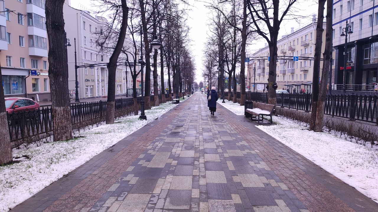 Тем временем в Перми установлен температурный рекорд.  Сегодня в 14:00 на городской метеостанции было +7,8°С, пишет телеграм-канал «Опасные природные явления Пермского края». Это на 0,8 градуса выше прежнего максимума 2001 года.  Окончательное значение рекорда будет известно после 20:00 местного времени. Также установлен рекорд и в Екатеринбурге — +11,8°С. На севере Пермского края тем временем уже началось похолодание, которое сопровождается сильным ветром.