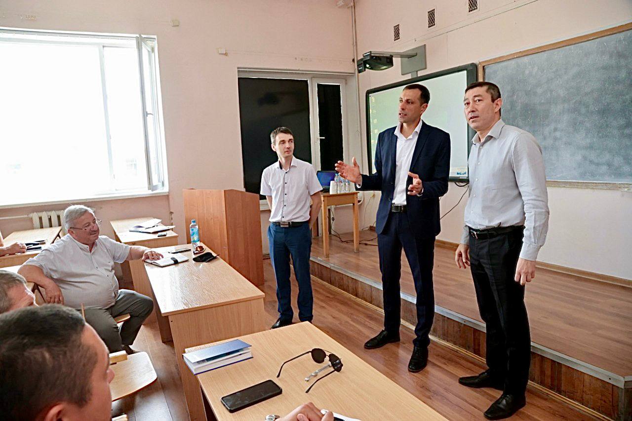 Главы поселений Крыма повышают квалификацию В Симферополе проходит обучение очередной группы глав городских и сельских поселений Республики Крым. Модульная программа повышения квалификации реализуется на базе Центра развития компетенций государственных и муниципальных служащих РК ГБОУ ВО КИПУ им. Февзи Якубова. С приветственным словом к участникам обратились первый заместитель Председателя Госсовета Крыма Андрей Козырев и глава Комитета по государственному строительству и местному самоуправлению Роман Шантаев.