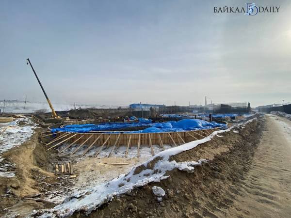 Реконструкция правобережных очистных сооружений в Улан-Удэ обернулась уголовным делом. Накануне было возбуждено дело о превышении должностных полномочий. «Неэффективное расходование бюджетных средств, некачественное выполнение строительно-монтажных работ повлекли затягивание сроков реконструкции», - сообщила Байкальская природоохранная прокуратура. Реконструкция правобережных очистных сооружений ведётся в микрорайоне Стеклозавод, изначально завершить работы планировалось в 2024 году