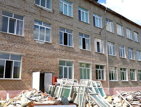 Капитальный ремонт в жуковской школе Берга начали с замены труб отопления   В Калужской области продолжается подготовка к новому учебному году. Так, в школе имени Акселя Берга в Жукове проводится косметическая отделка внутренних помещений, частичная замена системы теплоснабжения и кровли, а также окон и дверей. В первую очередь перед предстоящим учебным годом обновили трубы отопления.