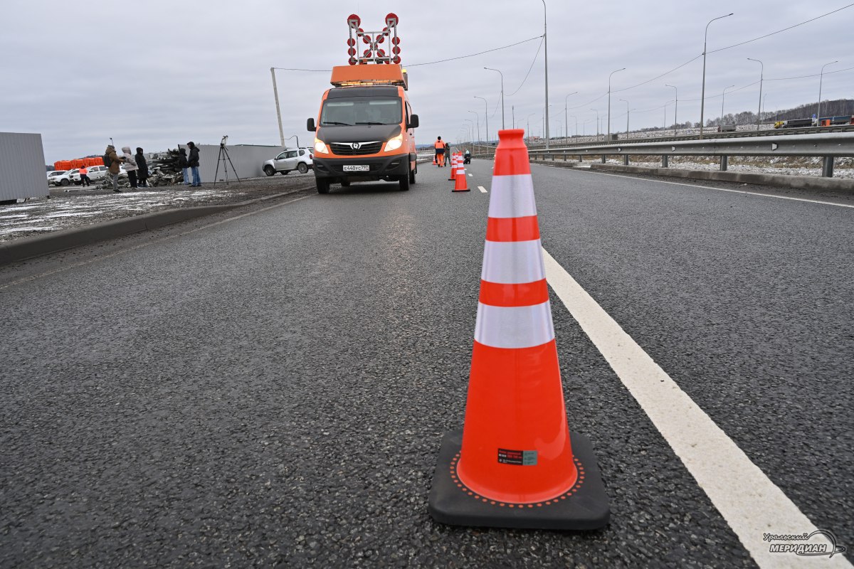 Режевский тракт на Урале расширят до четырёх полос Проект реконструкции семи километров дороги получил положительное заключение Госэкспертизы сообщили в правительстве региона Трасса Екатеринбург Реж Алапаевск одна из ключевых магистралей области Проект предусматривает полосы обгона 20 27 км ремонт остановок с павильонами и тротуарами и модернизацию весогабаритного пункта на 22 6 км На подъездах к нему появится освещение проложат силовые кабели и установят световые опоры Подписаться на Уральский меридиан