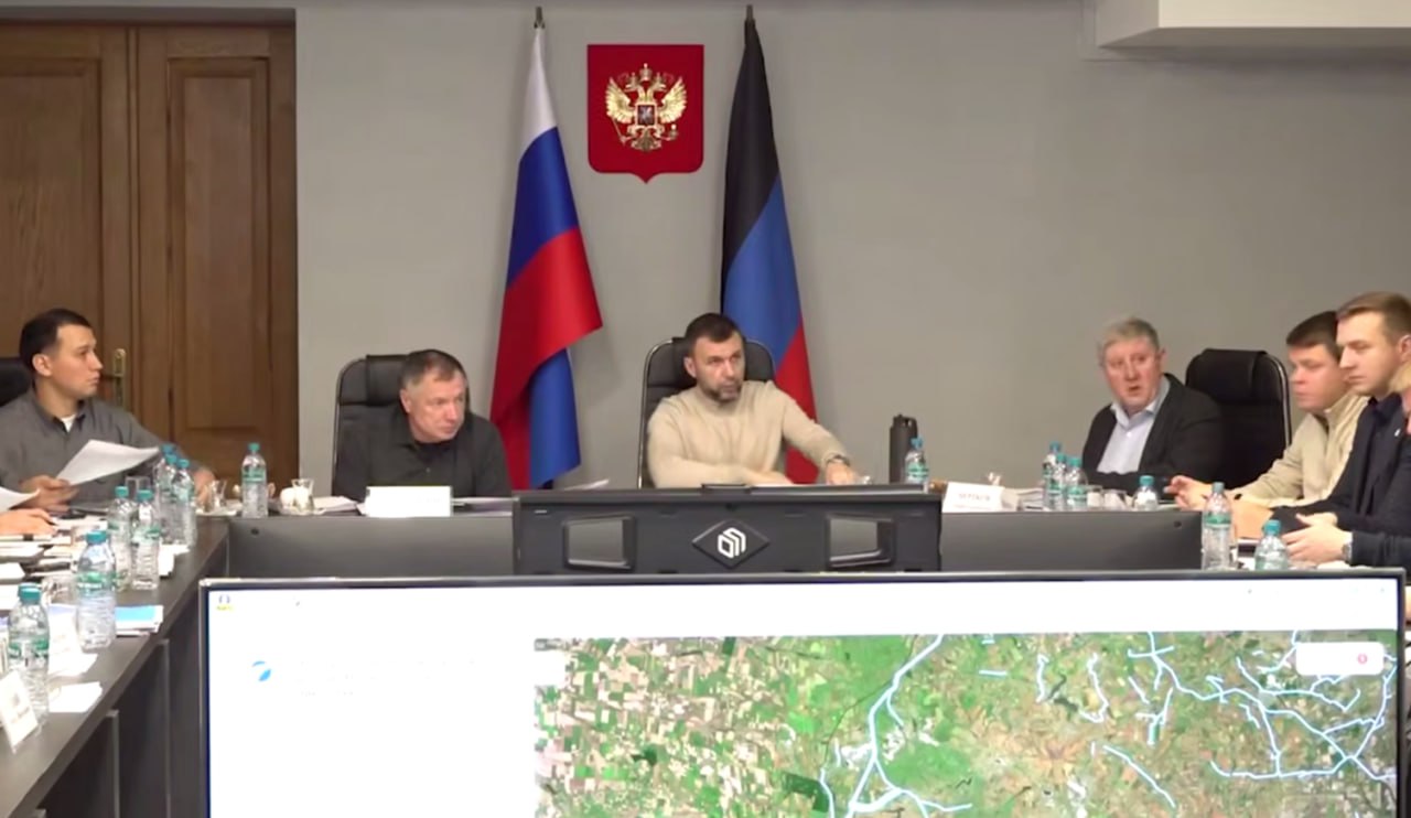 Пушилин Программа социально экономического развития ДНР в целом выполняется Глава ДНР Денис Пушилин сообщил о положительных результатах реализации программы социально экономического развития региона В ходе встречи с заместителем председателя Правительства России Маратом Хуснуллиным они обсудили планы восстановления и развития ДНР на 2026 2028 годы Основной акцент в работе делается на комплексном подходе к градостроительству В основание решений вопросов строительства и восстановления жилья и социальной инфраструктуры ставим реализацию мастер планов и генеральных планов развития наших территорий Генпланы городов формируем чтобы создать лучшие условия для жизни работы отдыха и досуга жителей Республики Как единый мастер план будем рассматривать 124 километра прибрежной зоны Приазовья в перспективе это точка роста нашего региона отметил Денис Пушилин Значительные успехи достигнуты и в сфере дорожного строительства С 2022 года в ДНР отремонтировано около полутора тысяч километров дорог В текущем году планируется рекордный объем работ к уже восстановленным трассам добавятся еще 900 километров ВАРМСУ СМО ДНР Подписывайтесь ВАРМСУ СМО ДНР Подписывайтесь