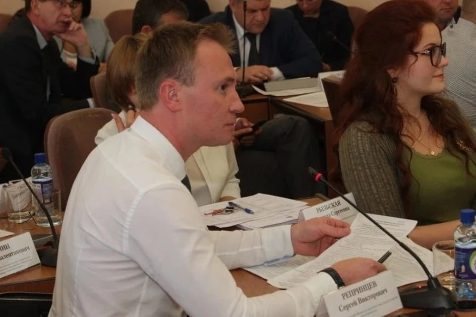 У него осталось трое сыновей бывший вице мэр Челябинска погиб на СВО Бывший заместитель главы Челябинска Сергей Репринцев погиб в зоне проведения спецоперации О его смерти сообщил ветеран СВО и друг экс чиновника Константин Головин в своем Telegram канале Позывной юрист Прощание с Репринцевым пройдет 23 октября в Магнитогорске где он жил последние годы Прощание состоится 23 октября с 12 00 до 13 00 в зале прощания 1 на территории компании ЕвроСервис по адресу Челябинский тракт 3 1 Захоронение будет произведено на Левобережном кладбище сообщил Константин Головин По словам Константина Головина у Сергея Репринцева остались трое сыновей Подписаться на chelkp