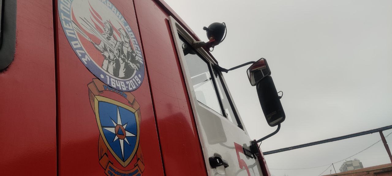 За сутки в Курской области произошло пять пожаров В четырёх случаях огонь охватил мусор и сухую траву. На все пять вызовов выезжали пожарные. Все возгорания успешно потушили, никто при этом не пострадал. Одного человека привлекли к ответственности за нарушение требований пожарной безопасности. Трижды за сутки сжигали порубочные остатки. Семь раз пожарные реагировали на сообщения о ДТП. Фто из архива Сейм Курская область