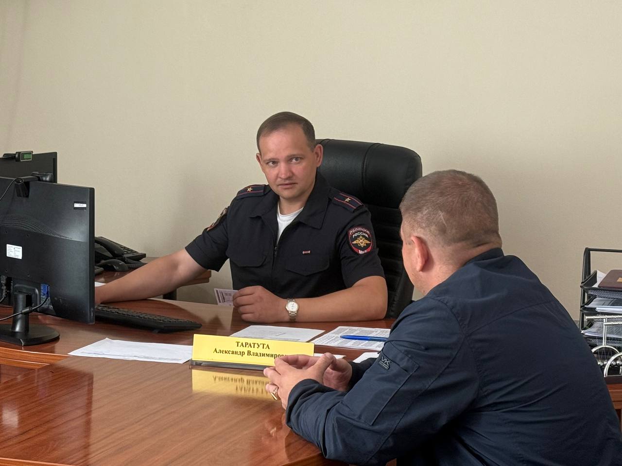 Проехал "против шерсти" по центру Тюмени. Привлечен к административной ответственности сотрудниками Госавтоинспекции. 42-летний водитель на "Шкоде" проехал под знак «Одностороннее движение» на ул. Володарского . Фото нарушения размещено тюменцами в социальных сетях. Сотрудники Госавтоинспекции установили нарушителя. Начальник отдела Госавтоинспекции по г. Тюмени Александр Таратута провел беседу с водителем автомобиля «Шкода» о неукоснительном соблюдение дорожной дисциплины. И не только. Автоинспекторы выписали штраф нарушителю в размере 7500 рублей за движение во встречном направлении по дороге с односторонним движением. #СоблюдайтеПДД