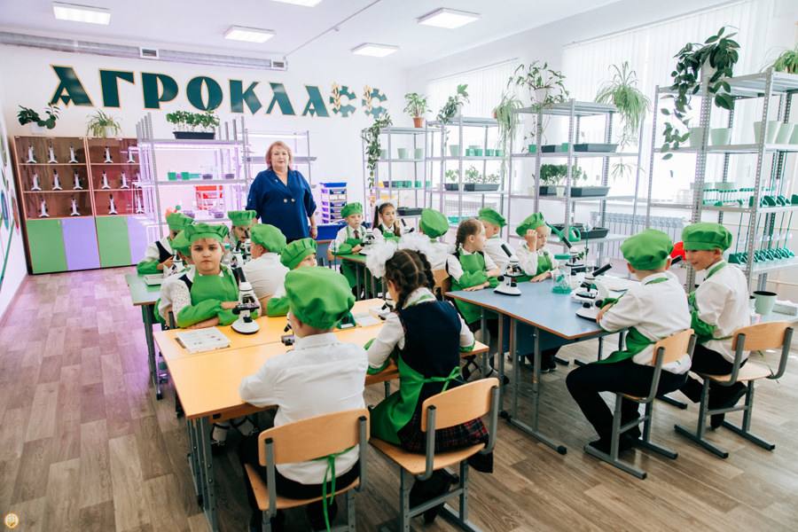 В Ингушетии выращивают будущих агроспециалистов С 1 сентября в школах республики откроются 10 агроклассов! Это часть большого проекта по подготовке кадров для сельского хозяйства. Ребята из 9-11 классов смогут углубленно изучать естественные науки и получать практические навыки – как в школе, так и на настоящих агропредприятиях! Занятия будут вести преподаватели вузов, специалисты колледжей и опытные учителя. А для родителей в августе пройдут встречи, где расскажут обо всех плюсах обучения в агроклассах. Где появятся агроклассы? В Назрани школы № 13 и 6 , Сунже школа № 2 , Экажево, Долаково, Троицком, Средних Ачалуках и Сагопши. К 2030 году агроклассы планируется открыть в более чем 100 школах региона! Кстати, агроклассы будут оснащены по последнему слову техники: современные кабинеты, оборудование, библиотека и все необходимое для комфортной учебы. Правительство Ингушетии
