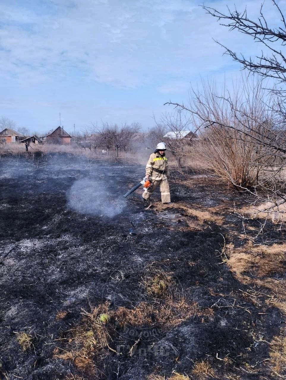 В Приднестровье участились возгорания сухой травы. Только за сегодняшний день горело трижды! Траву тушили в Каменке, в селе Подоймица и в Бычке.  Самые частые причины – неосторожное обращение с огнём и непотушенная сигарета.  На фото — пожарные ОВПП Днестровск тушат траву в Незавертайловке. 27 февраля.    Пресс-служба ГУпЧС МВД ПМР