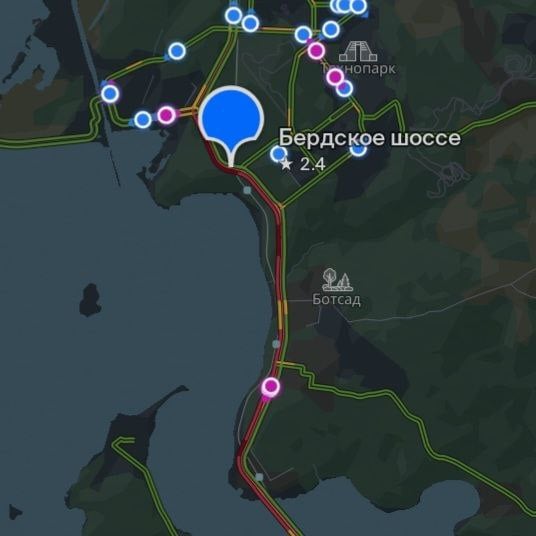 Большая пробка образовалась на Бердском шоссе до часа пик  Затор растянулся от Сеятеля до посёлка Кирова, а движение по мосту в сторону Бердска практически остановилось. Люди жалуются, что скорость не превышает двух километров в час, и выражают недовольство водителями.  В районе Академгородка и трассы произошло как минимум четыре аварии, о чём свидетельствуют карты «2ГИС».  Фото: «2ГИС»