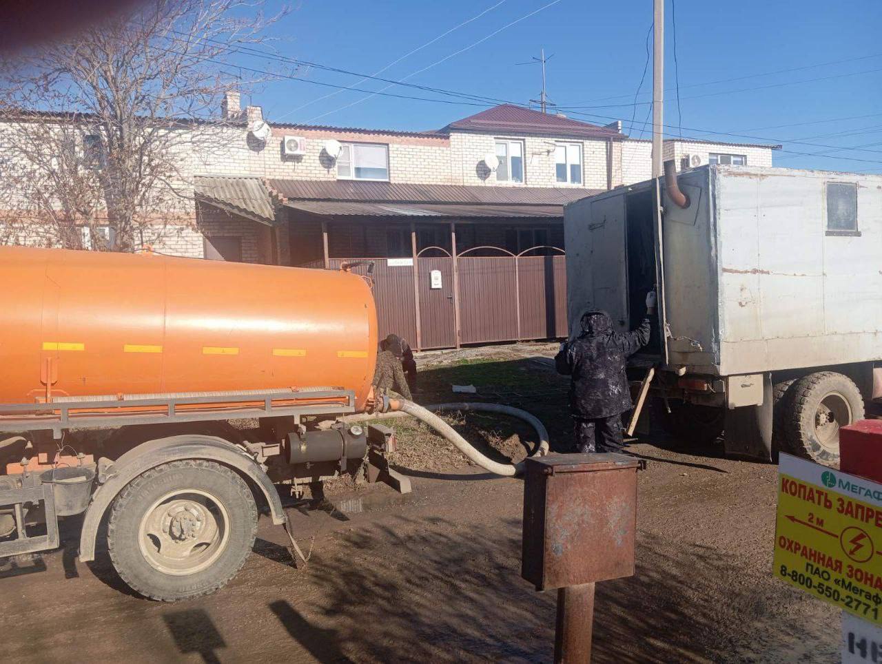 Водоканал Элисты устраняет утечку в городе.   Устраняется утечка ветхой водопроводной линии диаметром 50 мм на ул. Сити, 4/4. Без воды остались дома 2, 3 и 4. Ориентировочно без водоснабжения находятся 20 человек.