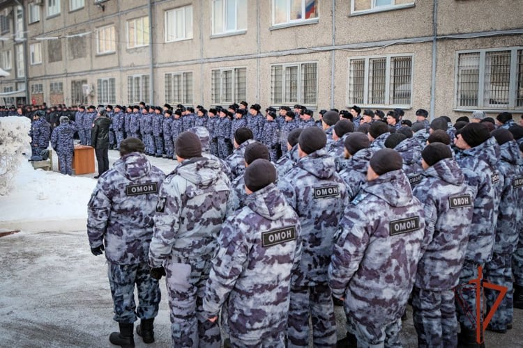 В Управлении Росгвардии по Республике Хакасия состоялись мероприятия, приуроченные к началу нового периода подготовки личного состава  В ходе торжественного построения были вручены государственные и ведомственные награды отличившимся сотрудникам и военнослужащим.  Врио начальника управления полковник полиции Владислав Харламов поздравил личный состав с началом учебного периода и обозначил основные задачи, среди которых — обеспечение правопорядка и безопасности граждан.  Церемония награждения прошла в честь сотрудников, проявивших мужество в специальной военной операции на Донбассе и в обеспечении безопасности в Хакасии. Один офицер получил медаль «За отличие в охране общественного порядка», а несколько росгвардейцев были отмечены ведомственными наградами.  Также прошли инструктажи по безопасности на службе и в быту, где офицеры ознакомили личный состав с изменениями в законодательстве и текущей обстановкой. Были организованы занятия по соблюдению требований безопасности, обращению с оружием и управлению транспортом.  Новый учебный период продлится полгода и завершится комплексной проверкой, на которой росгвардейцы продемонстрируют свои профессиональные навыки и подтвердят квалификацию.    Вести. Хакасия   Подписаться